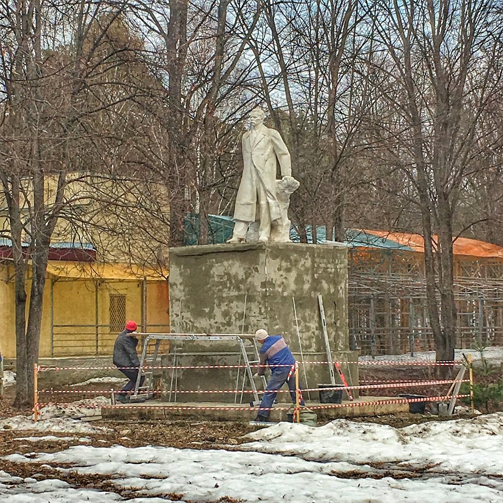 В парке отремонтируют памятник Максиму Горькому